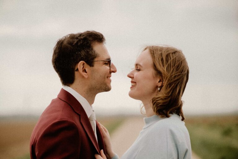 analogxdigital_de 4 couple in love with sky in backround in film tones