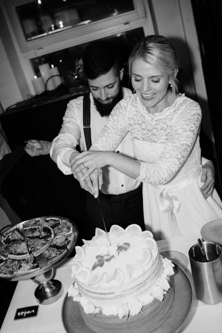 wedding couple cutting first slice of cake