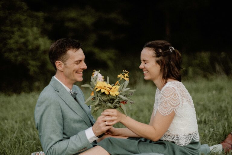 analogxdigital_de 3 couple laughing and sitting with flowers in analog look