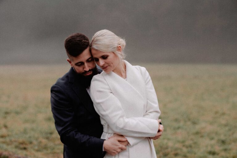 analogxdigital_de 6 embracing couple in moody autumn film look