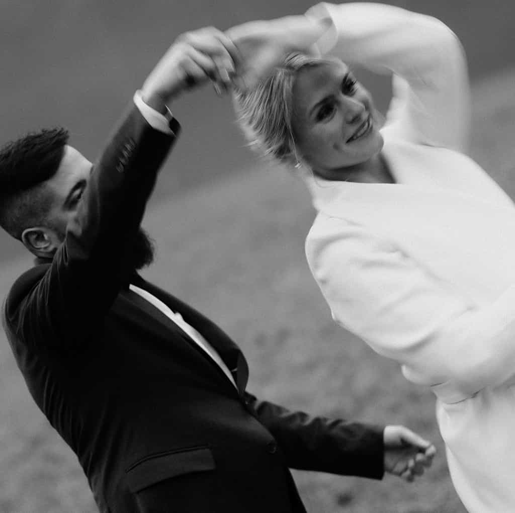 analogxdigital_de 2 couple dancing outside vintage black and white