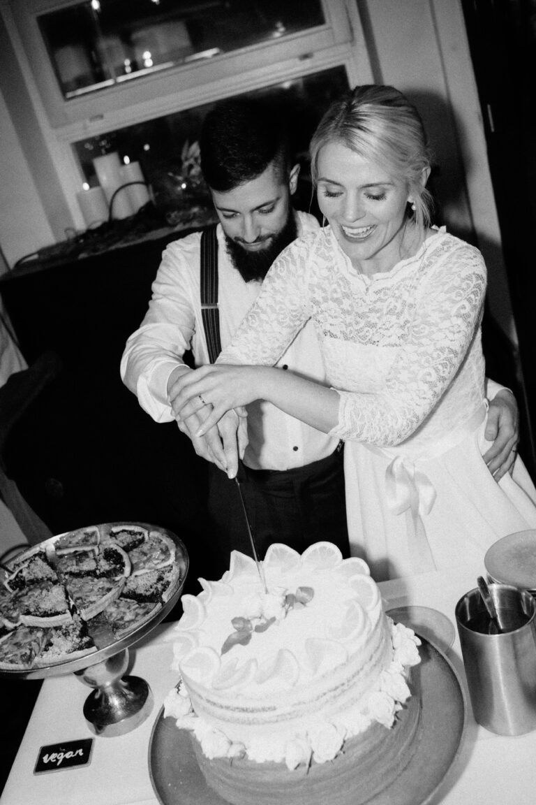 wedding couple cutting first slice of cake
